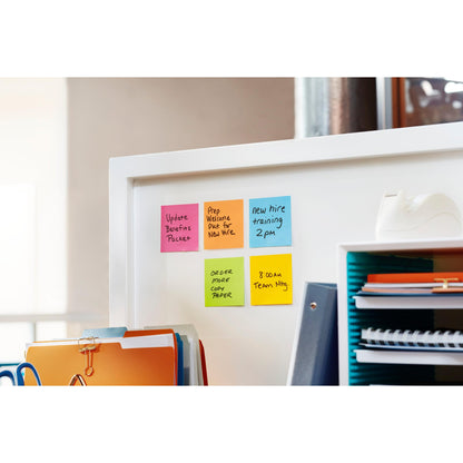 Ein weißer Bürotrenner mit 3M Post-it® Super Sticky Notes (47,6 mm x 47,6 mm), Erinnerungen für Sozialleistungen, Schulungen, Papierbestellungen, eine Teambesprechung und Formulare für neue Mitarbeiter, sowie ein Klebebandabroller und diverses Zubehör.