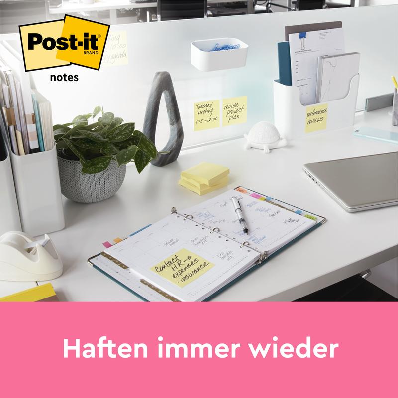Siisti työpöytä näyttää kirjoitustarvikkeita, kasvin, avoimen suunnittelijan ja keltaiset Post-it® Notes (76 mm x 127 mm, 100 arkkia/lohko) 3M Deutschland GmbH:lta papereilla ja lasiväliseinällä. Post-it-logo ja "Kiinnittyy yhä uudelleen" ovat kuvattuna.
