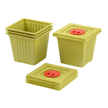 20 kappaleen sarja melijekt-kierrätysastioita 12 L Helmut Schwarz GmbH:lta laatikossa. Neliönmuotoiset vihreät astiat, joissa on sopivat kannet, jokaisessa pyöreä punainen keskiaukko. Kolme on pinottu, yksi on kuvattu kannen kanssa. Valmistettu kierrätetystä materiaalista.