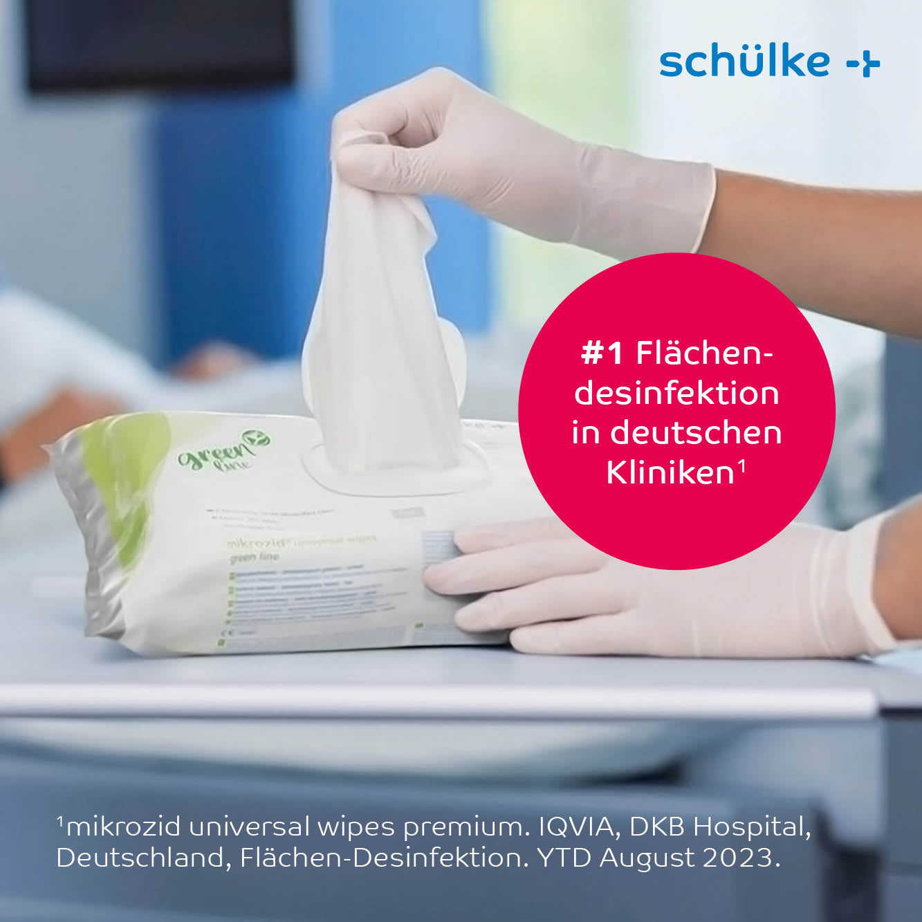 Eine Person zieht ein Desinfektionstuch aus einer Packung Schülke mikrozid® universal wipes Green Line auf dem Tisch. Ein rosa Kreis rühmt es als Nr. 1 für Flächendesinfektion in deutschen Kliniken und betont damit die Infektionsprävention. In der oberen rechten Ecke steht „Schülke & Mayr GmbH“, ein kleiner Text weist auf die leicht alkoholische Schnelldesinfektionsformel hin.